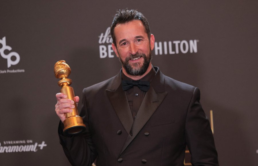 113507514-us-actor-noah-wyle-poses-in-the-press-room-with-the-best-performance-by-a-male-actor-i.jpg