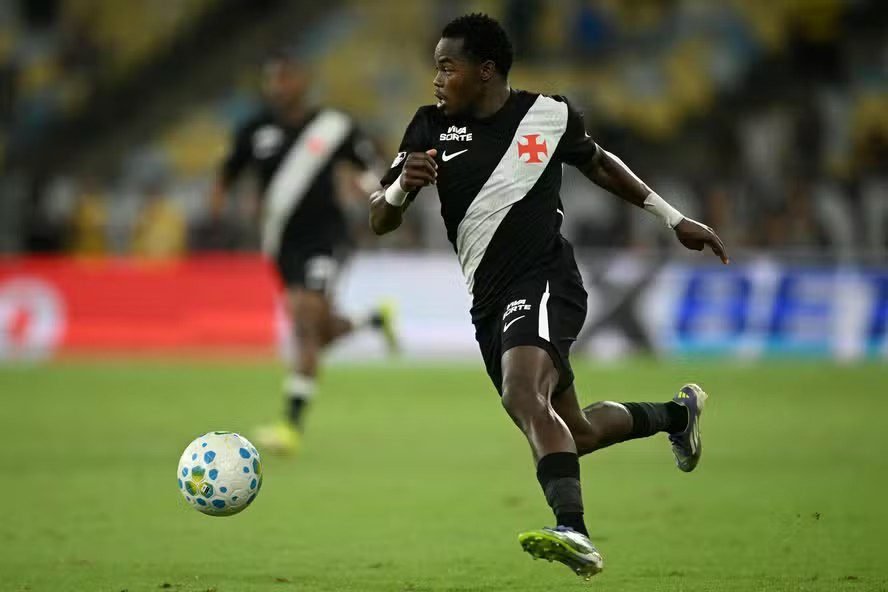 114287171-vasco-da-gamas-colombian-forward-11-andres-gomez-controls-the-ball-during-the-brasil.avif.jpeg