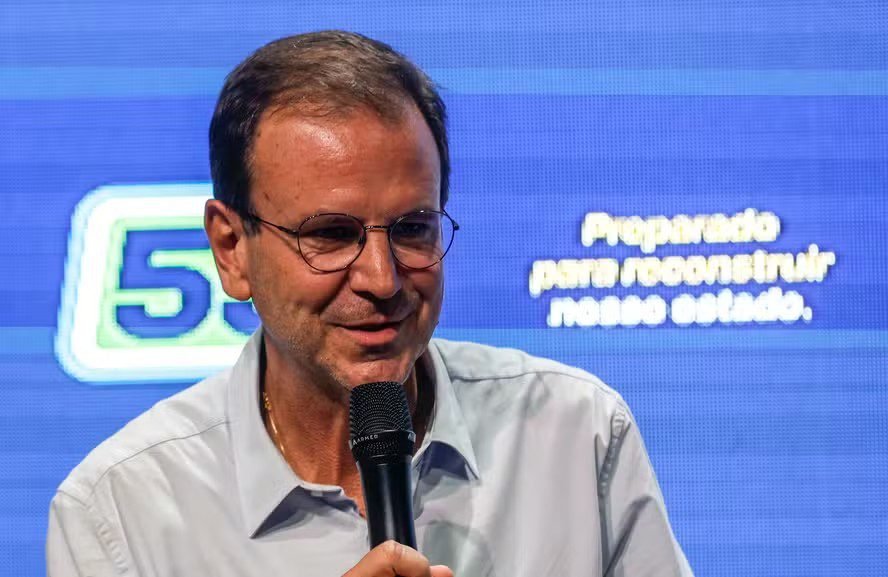 116475312-pa-duque-de-caxias-rj-04-10-2026-o-candidato-ao-governo-do-estado-pelo-psd-eduardo-p.avif.jpeg