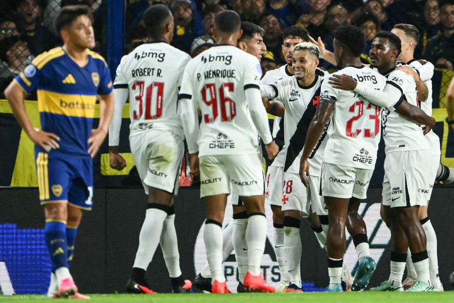 116579693-vasco-da-gamas-midfielder-28-adson-c-celebrates-with-teammates-after-scoring-his-teams.jpg
