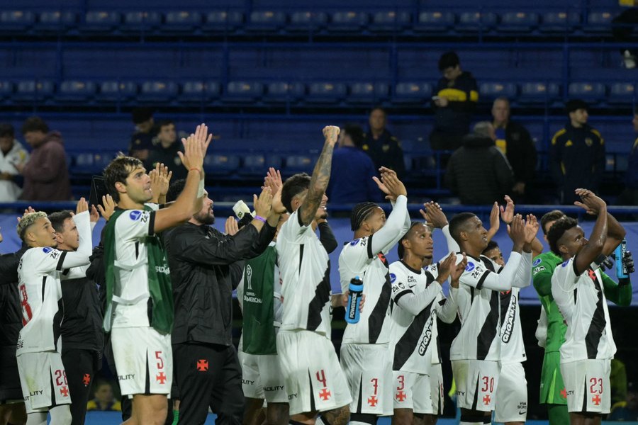 116580775-vasco-da-gama-players-celebrate-after-winning-the-copa-sudamericana-semifinal-first-leg-fo.jpg