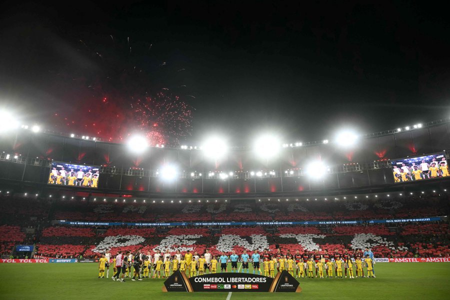 116678290-flamengos-and-estudiantes-players-pose-ahead-of-the-copa-libertadores-semifinal-seco.jpg