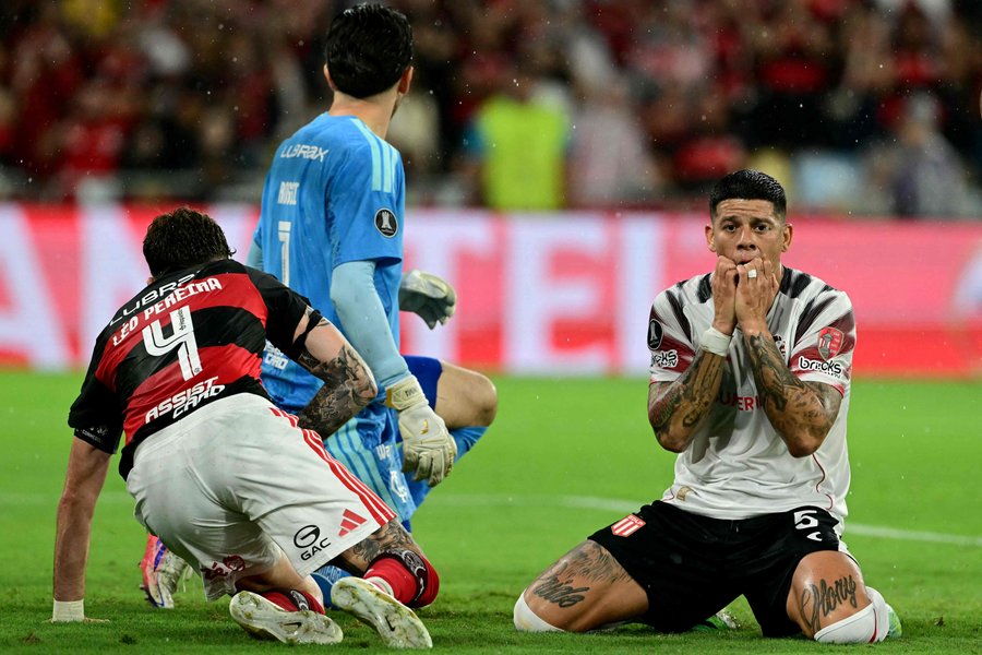 116678610-estudiantes-midfielder-05-marcos-rojo-reacts-during-the-copa-libertadores-semifinal-seco.jpg