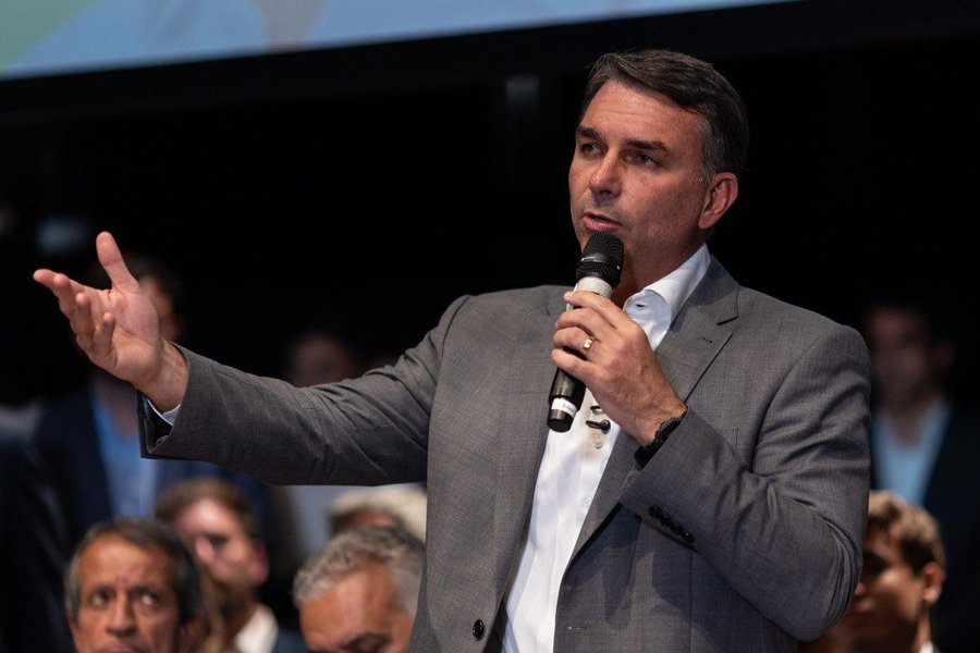 1792512687_116500842-pa-brasilia-df-07-10-2026-eleicoes-2026-o-candidato-flavio-bolsonaro-discursa-em-c.jpg