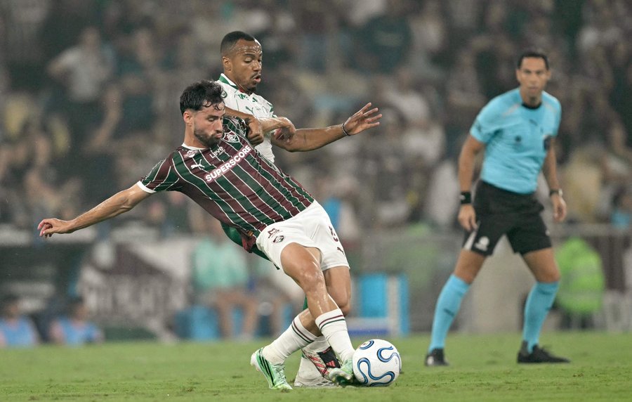 1793050407_116589266-fluminenses-midfielder-08-martinelli-and-palmeiras-midfielder-17-marlon-freitas-fight.jpg