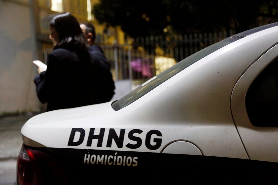 76380838-ri-rio-de-janeiro-rj-25-04-2018-policia-civil-investiga-morte-de-filho-de-policial-mi.jpg