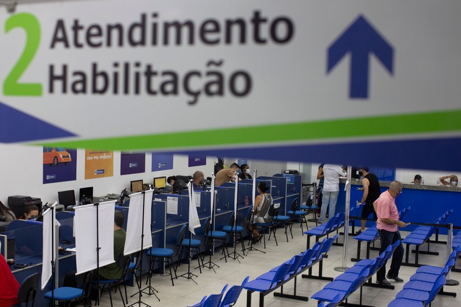 89982762-ri-rio-de-janeiro-rj-10-10-2020-detran-realiza-mutirao-na-sede-da-avenida-presidente-va.jpg