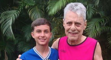 chico-buarque-e-adolescente-que-joga-futebol-com-ele-horizontal.jpg