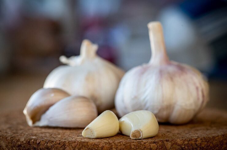 closeup-garlic-bulb-cloves-round-cork-board-181624-28425.jpg