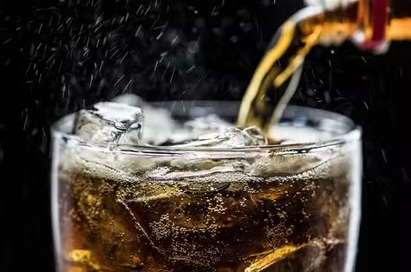 coca-cola-fizzy-beber-tiro-macro.avif.jpeg
