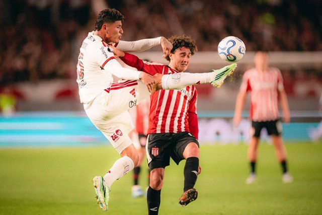 flamengo-2026-carrascal-teve-marcacao-apertada-de-monsalve-do-estudiantes.jpg